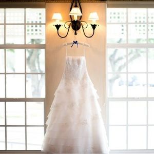 Wedding gown OLEG CASSINI size 4, Ivory color.